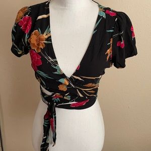 “Forever 21” Black Floral Tie Around Crop Top!